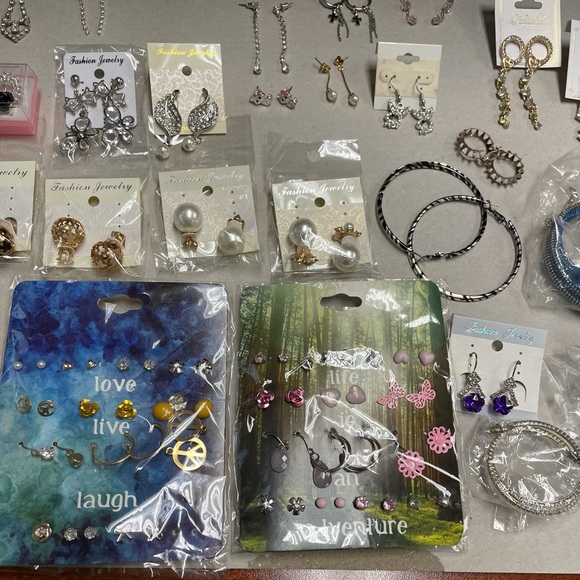 (Sold) 68 pairs of earrings most of them new - Picture 5 of 6